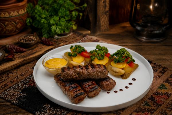 Salsiccia Rumena alla Griglia con Sottaceti